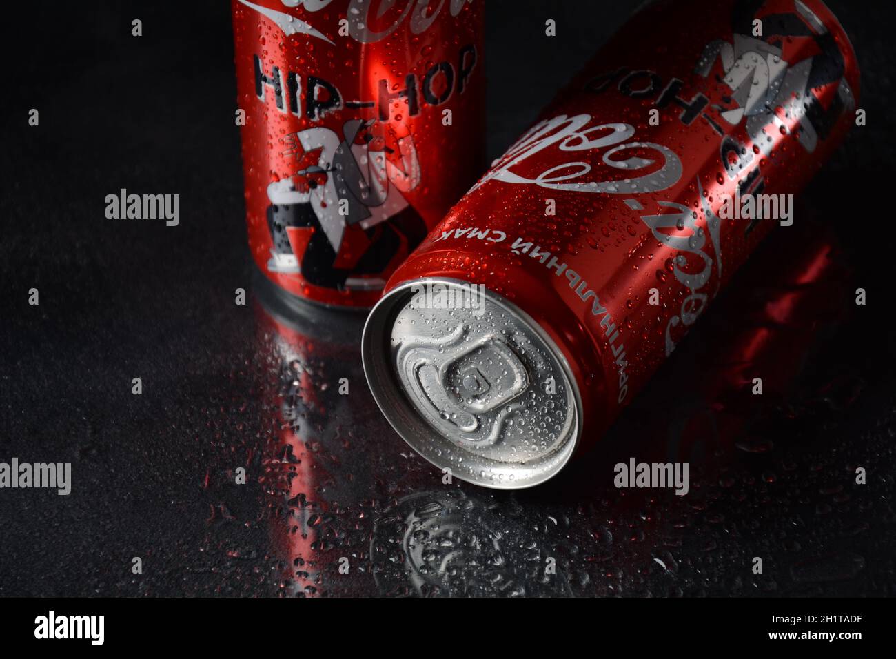 NETANYA, ISRAËL - 23 OCTOBRE 2020 : boîtes Coca Cola fabriquées en Ukraine, vendues en Israël. Le coke est la boisson gazeuse la plus populaire Banque D'Images