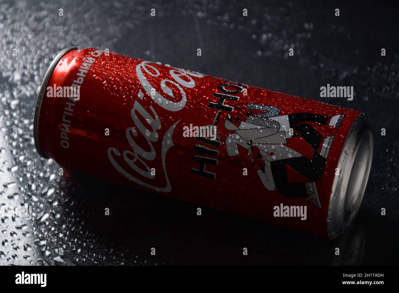 NETANYA, ISRAËL - 23 OCTOBRE 2020 : boîtes Coca Cola fabriquées en Ukraine, vendues en Israël. Le coke est la boisson gazeuse la plus populaire Banque D'Images