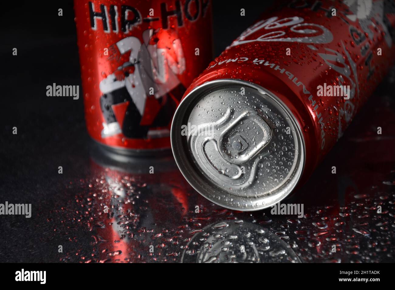 NETANYA, ISRAËL - 23 OCTOBRE 2020 : boîtes Coca Cola fabriquées en Ukraine, vendues en Israël. Le coke est la boisson gazeuse la plus populaire Banque D'Images