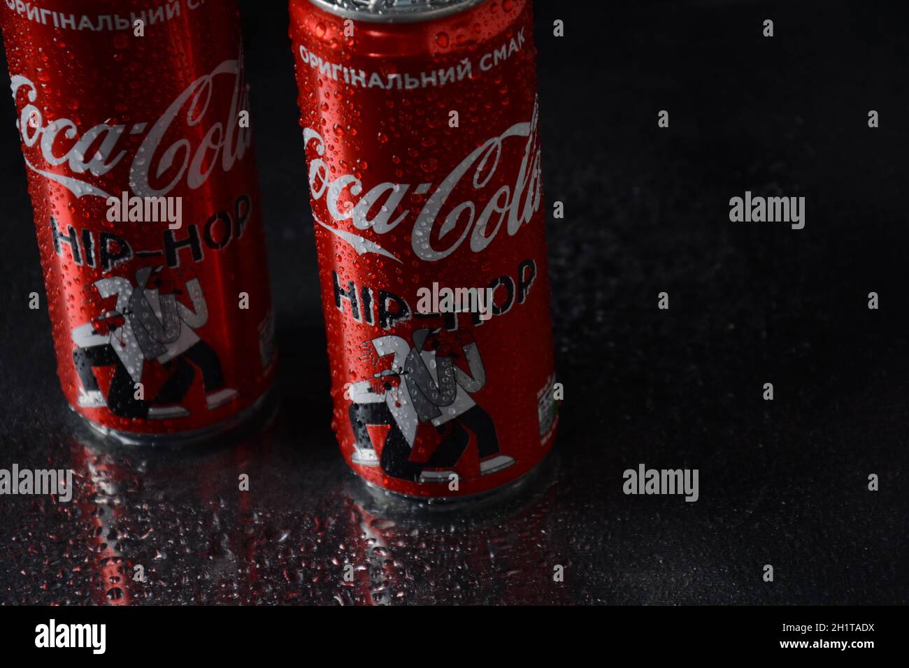 NETANYA, ISRAËL - 23 OCTOBRE 2020 : boîtes Coca Cola fabriquées en Ukraine, vendues en Israël. Le coke est la boisson gazeuse la plus populaire Banque D'Images