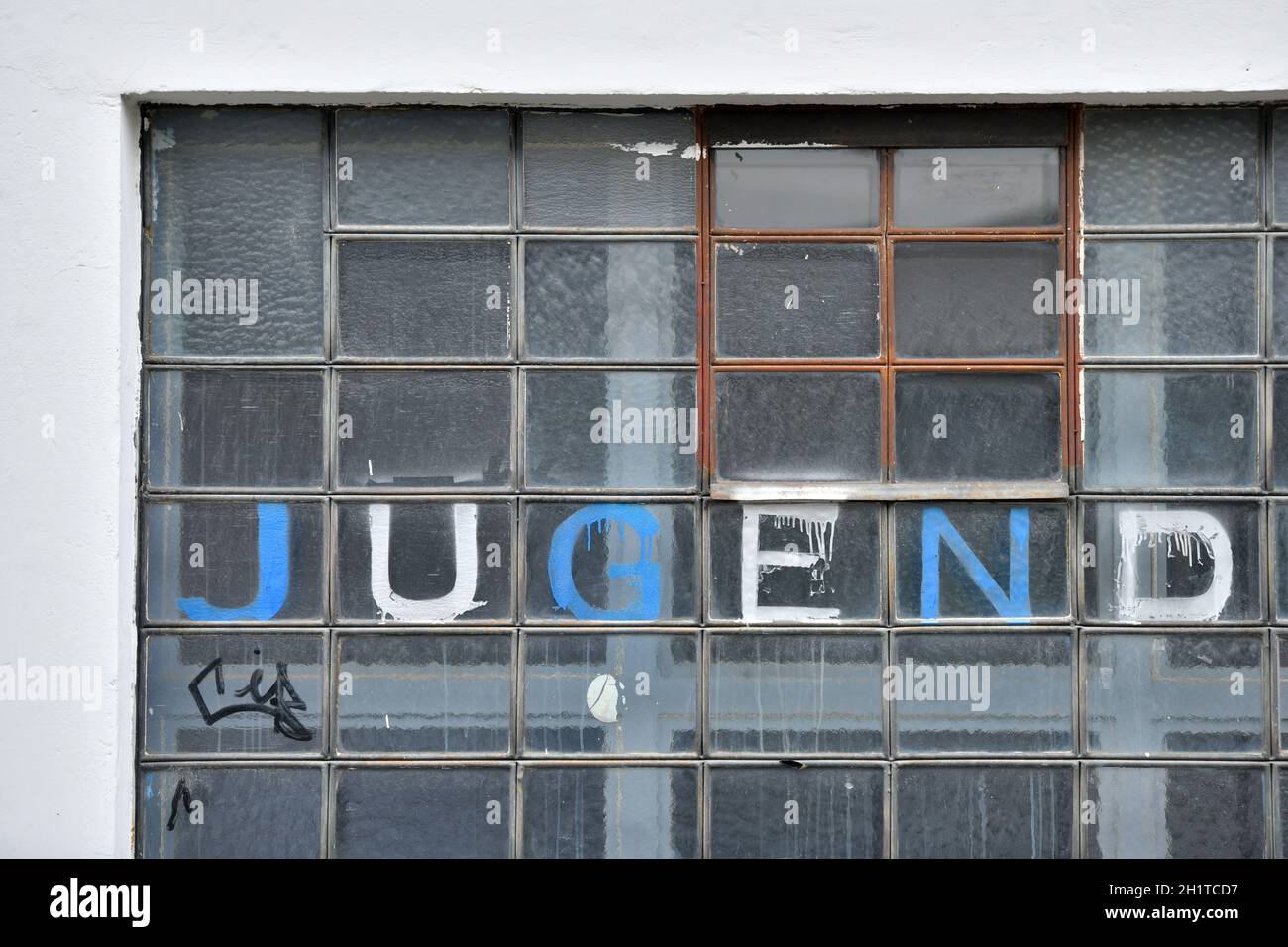 Aufschrift 'Jugend' auf einem alten Fenster eines alten Gebäudes in Steyr, Österreich, Europa - Inscription 'Youth' sur une ancienne fenêtre d'un ancien bâtiment Banque D'Images