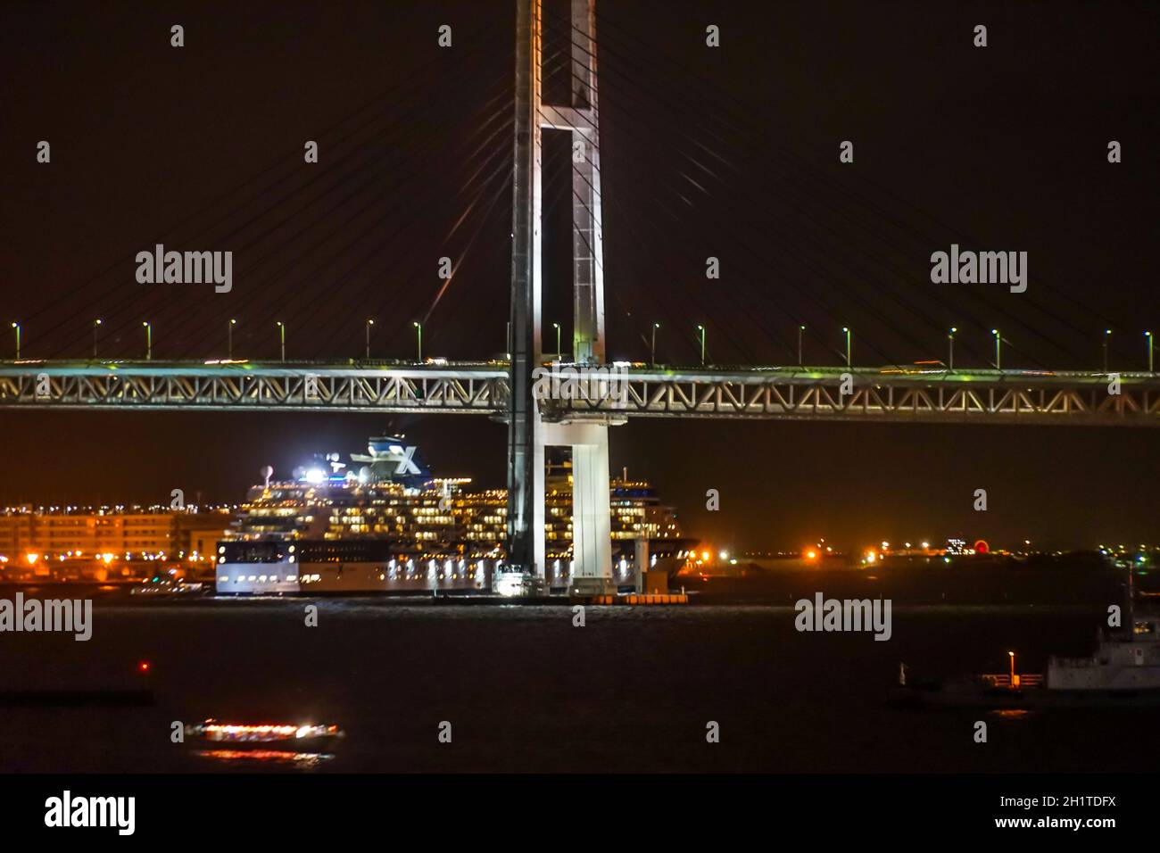 Le pont de la baie de Yokohama et le Celebrity Millennium. Lieu de tournage : préfecture de kanagawa, ville de Yokohama Banque D'Images