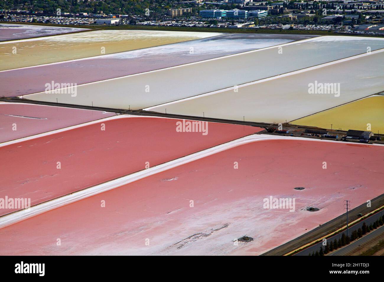 Algues colorées dans les étangs d'évaporation de sel, Redwood City, San Francisco, San Francisco, Californie, USA - vue aérienne Banque D'Images