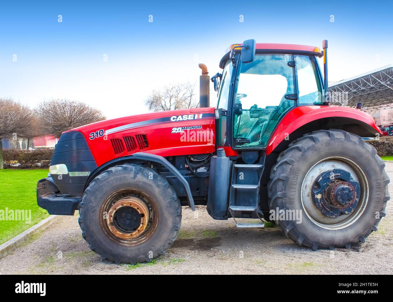 Kiev, Ukraine - 2 août 2020 : tracteur case IH 225 et logo à Kiev, Ukraine, le 2 août 2020.Case IH est une marque d'équipements agricoles Banque D'Images