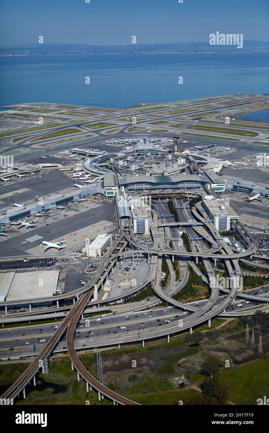 Bayshore échangeur autoroutier et Aéroport International de San Francisco, San Francisco, Californie, USA - vue aérienne Banque D'Images