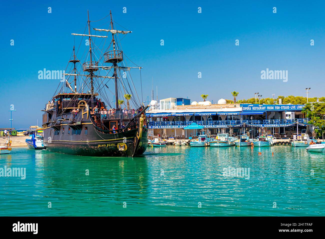 AYIA NAPA, CHYPRE - 08 août 2018 : bateau de tourisme « pirate » dans le port d'Ayia Napa Banque D'Images