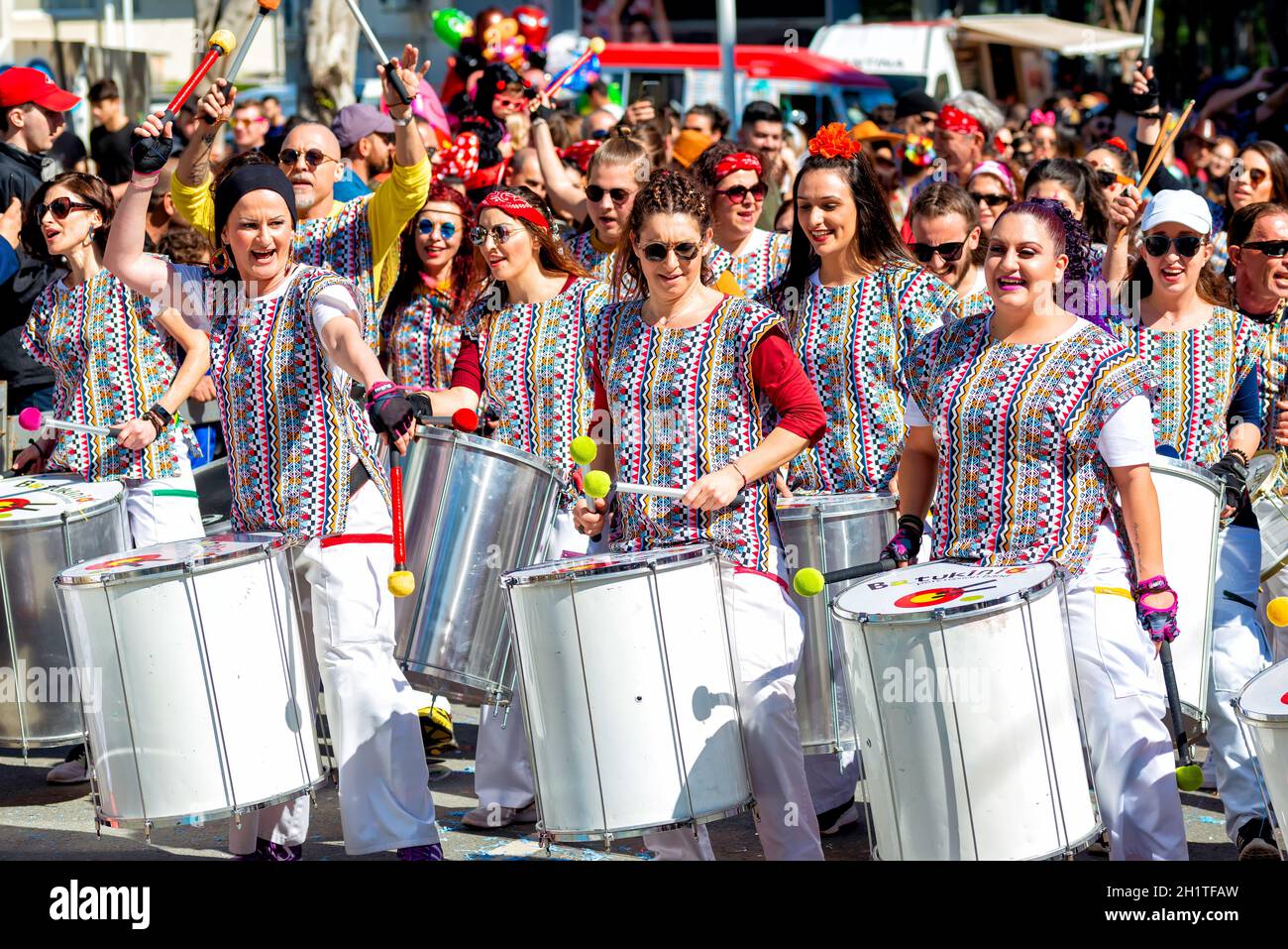 LIMASSOL, CHYPRE - 01 mars 2020: Groupe de batteurs au Carnaval de Limassol Banque D'Images