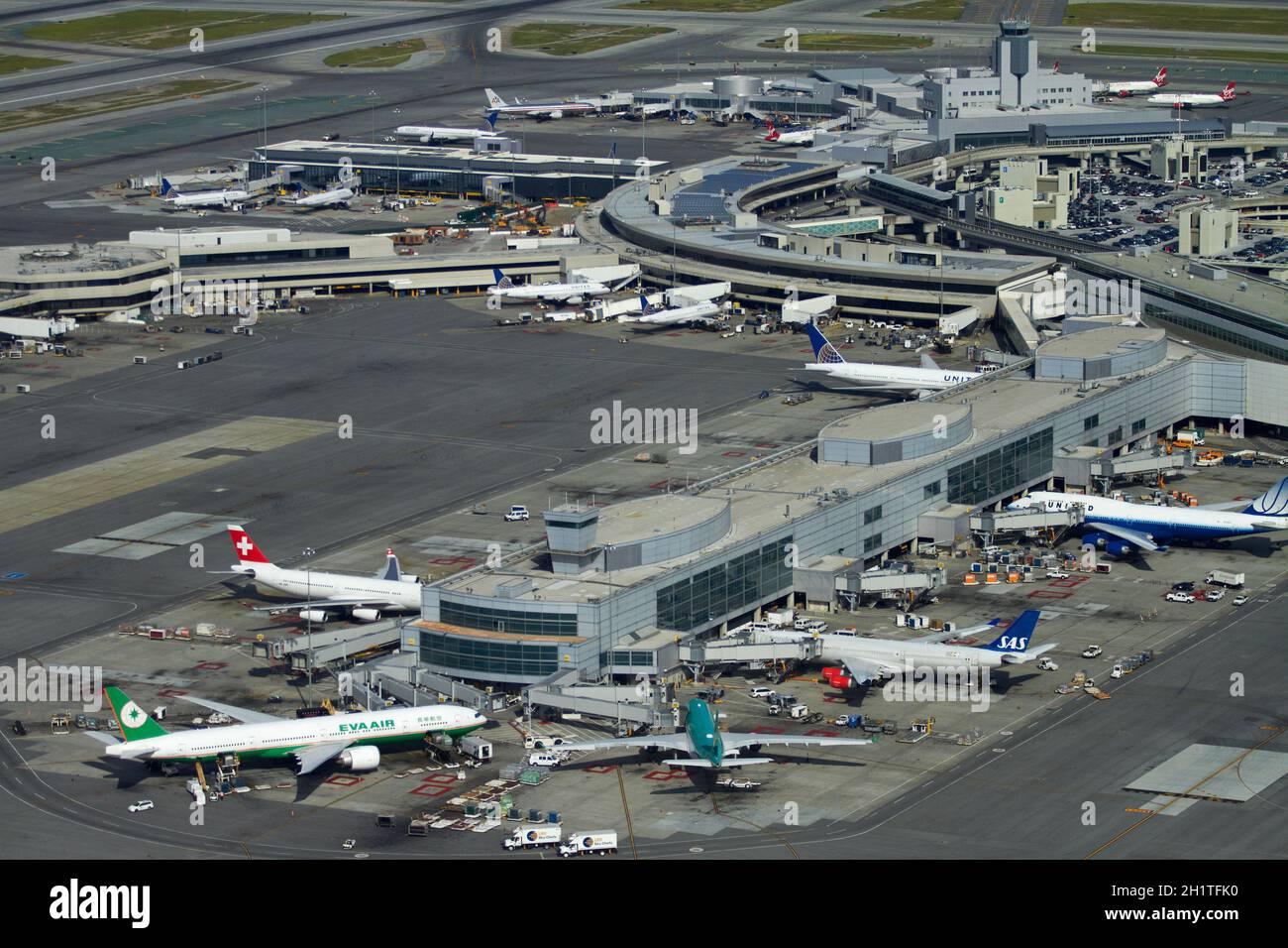 Des avions et des terminaux de l'Aéroport International de San Francisco, San Francisco, Californie, USA - vue aérienne Banque D'Images