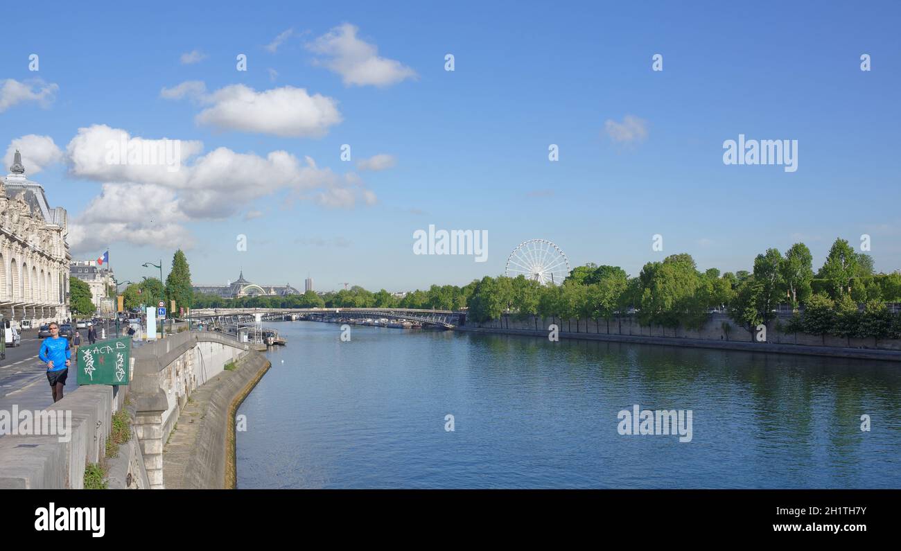 Paris; France- 02 mai; 2017: Sur le quai Anatol France, un athlète court et les piétons et les voitures se déplacent Banque D'Images