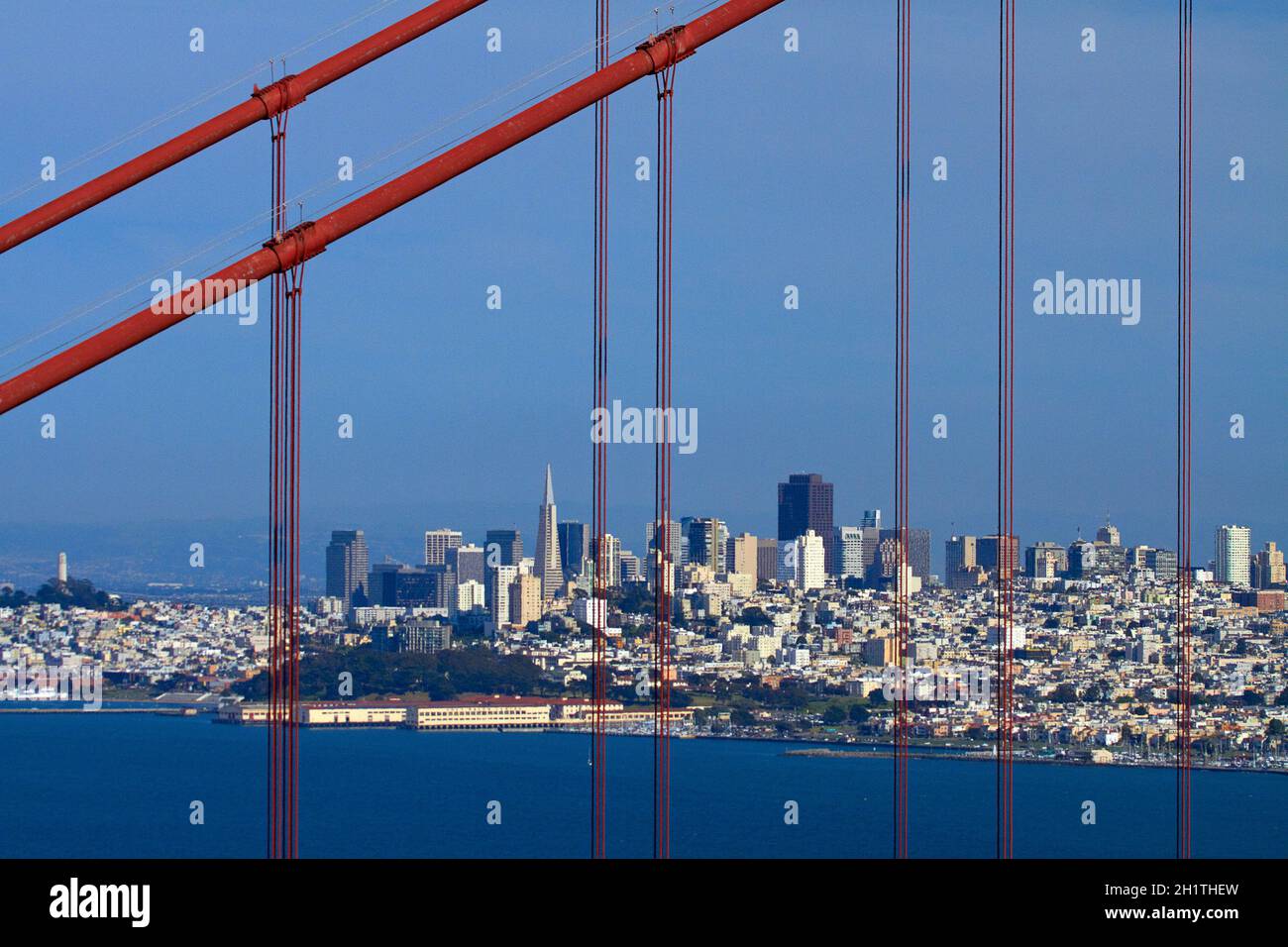 Le Golden Gate Bridge, et le centre-ville de San Francisco, San Francisco Bay, California, USA Banque D'Images