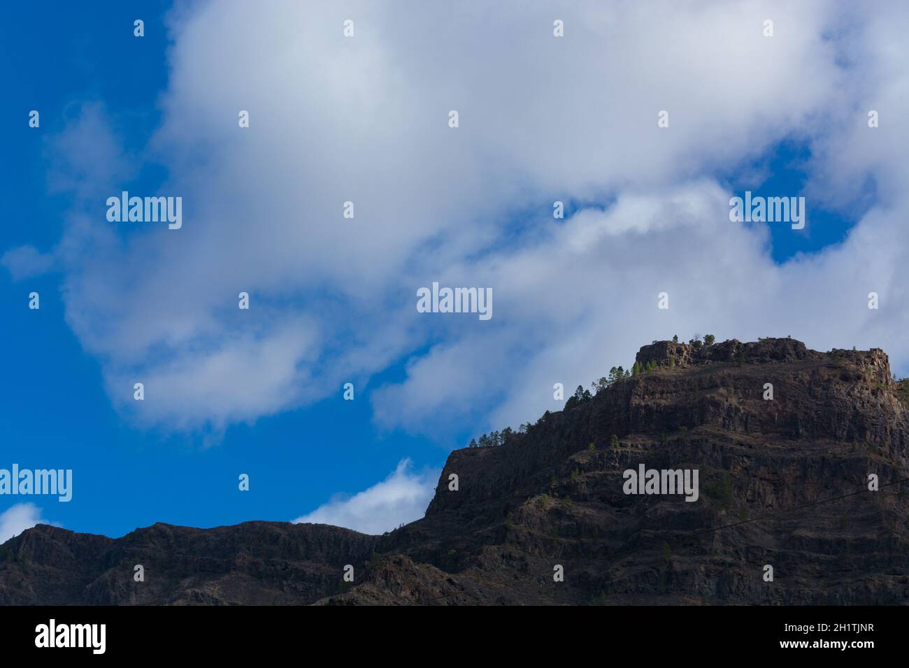 Montagnes sur la côte entre Puerto de Mogan et Porto Rico. Couches de roche volcanique. Banque D'Images