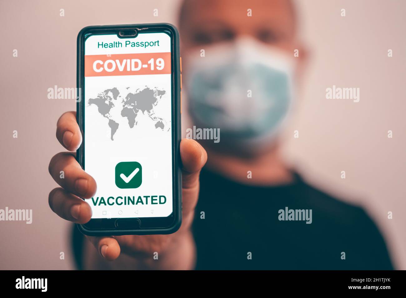 Smartphone avec certificat de vaccination numérique valide COVID-19.immunité passeport, santé et concepts de surveillance. Banque D'Images
