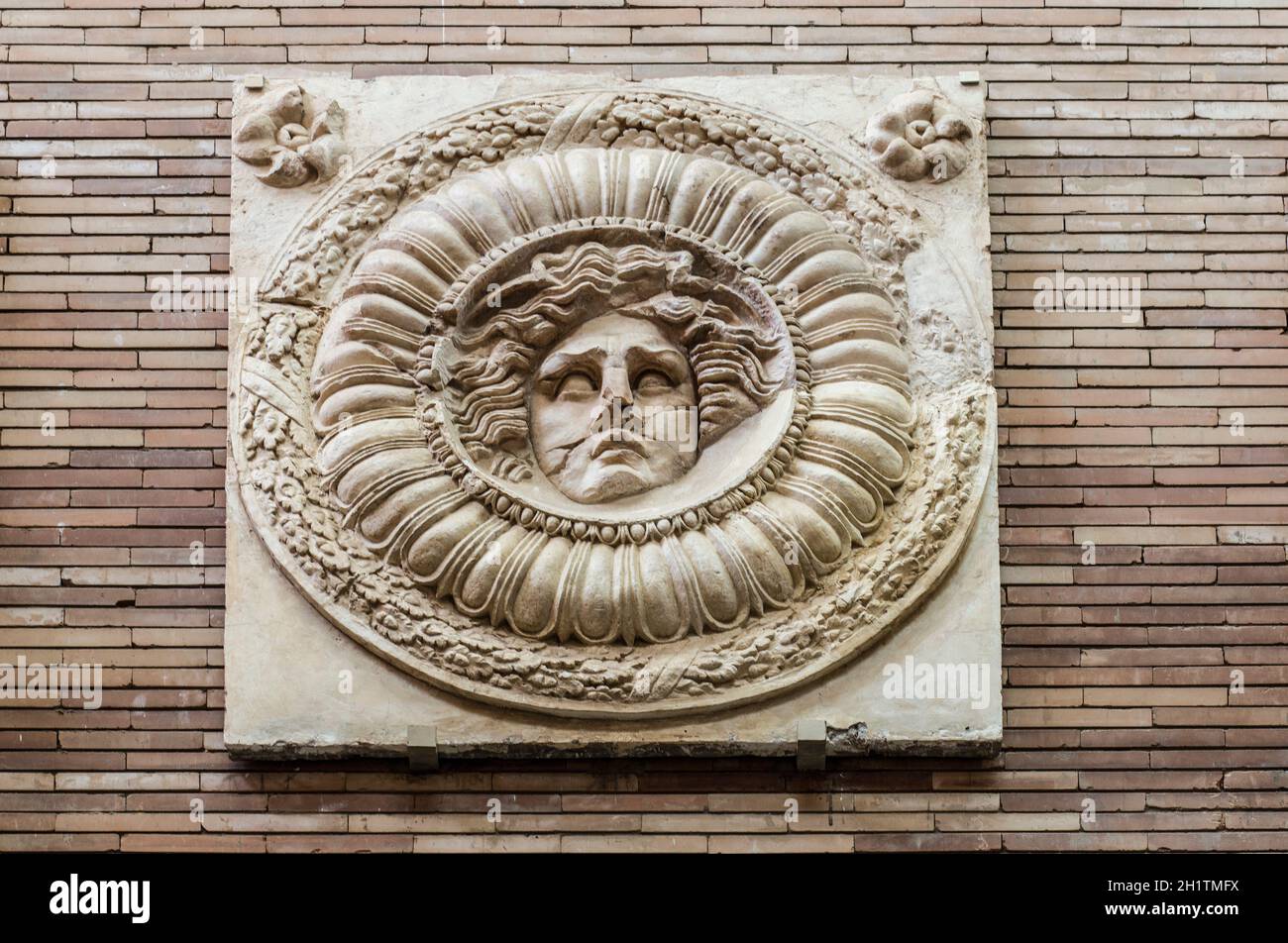 Merida, Espagne - 20 décembre 2017 : médaillon de Medusa du Forum provincial romain de Merida. Vestiges du portique du site monumental. Musée national Banque D'Images