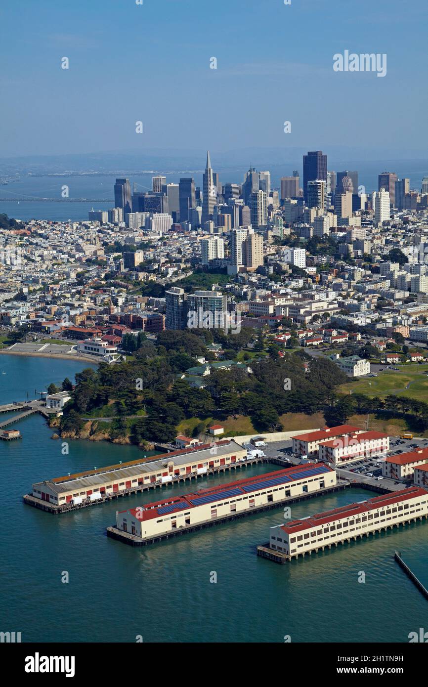 Fort Mason Center, front de mer et centre-ville, San Francisco, Californie, États-Unis - aérien. Banque D'Images