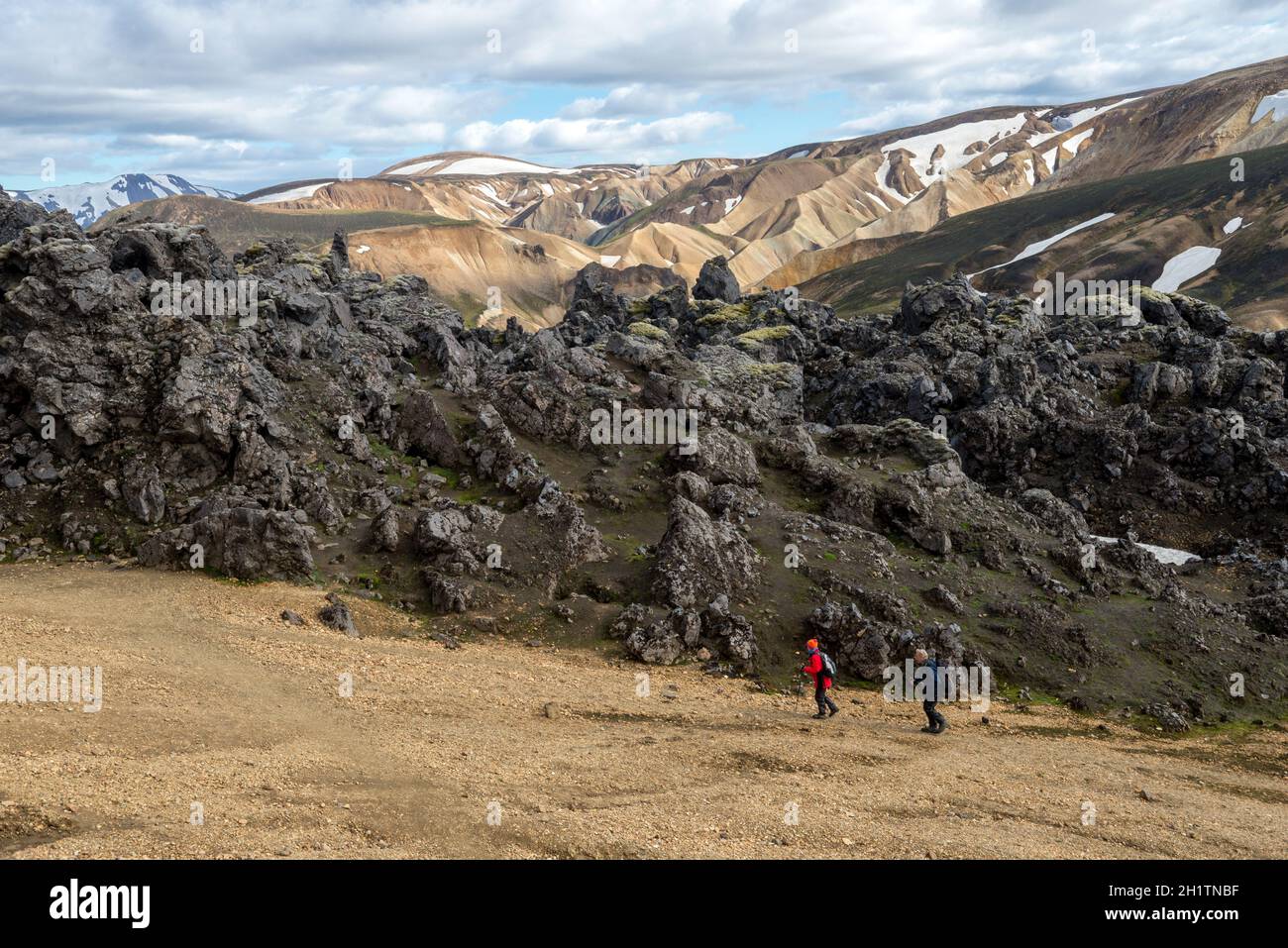 Landmannalaugar, Islande - 30 juillet 2017 : randonneurs dans les montagnes volcaniques de Landmannalaugar, dans la réserve naturelle de Fjallabak. Islande Banque D'Images