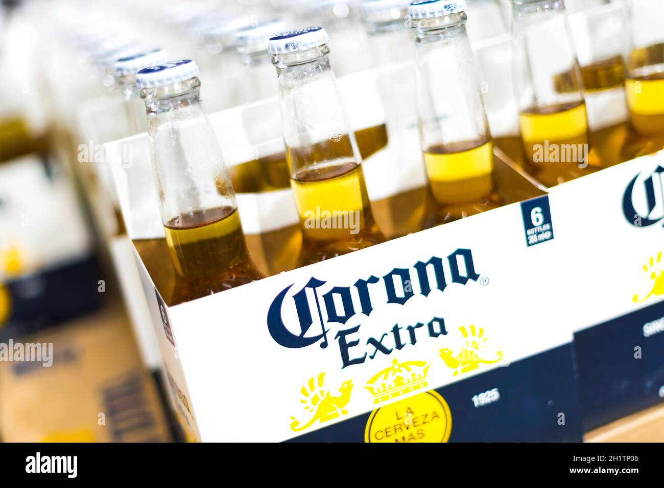 POZNAN, POL - APR 13, 2021: Six paquets de bière Corona mis en vente dans un supermarché Banque D'Images