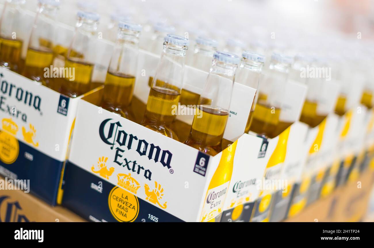 POZNAN, POL - APR 13, 2021: Six paquets de bière Corona mis en vente dans un supermarché Banque D'Images