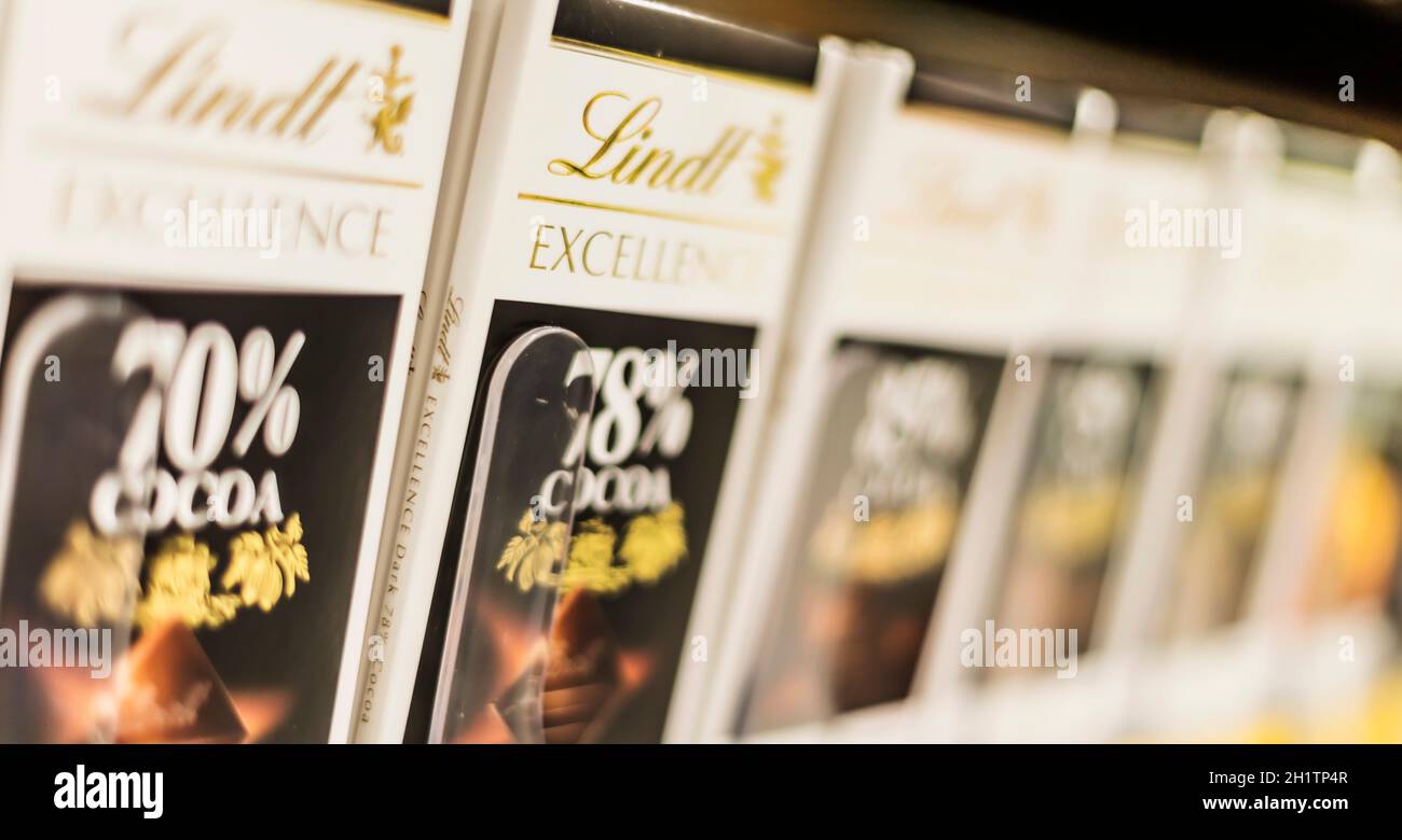 POZNAN, POL - APR 28, 2021: Barres de chocolat Lindt mises en vente dans un supermarché Banque D'Images