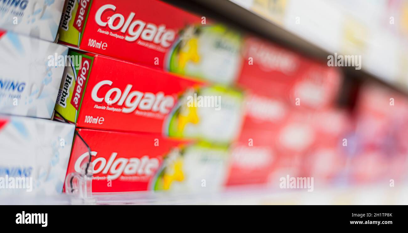 POZNAN, POLOGNE - APR 28, 2021: Colgate dentifrices mis en vente dans un supermarché Banque D'Images