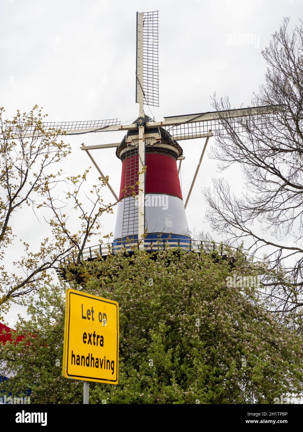 Corona Avertissement „Laissez op extra HandHing“ et Moulin et Musée„de Valk“ peint avec des couleurs nationales – Leiden Banque D'Images