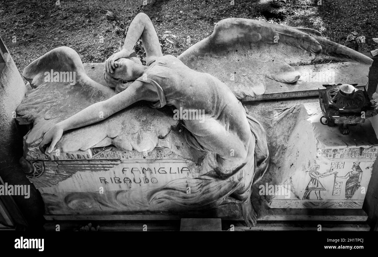 GÊNES, ITALIE - juin 2020 : statue antique d'ange (1910, marbre) dans un cimetière catholique chrétien - Italie Banque D'Images