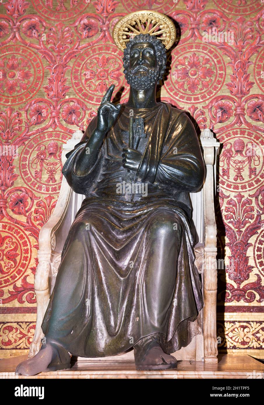 Italy-April,Vatican 04,2014:Statue de Saint Pierre, Arnolfo di Cambio au 13ème siècle Banque D'Images