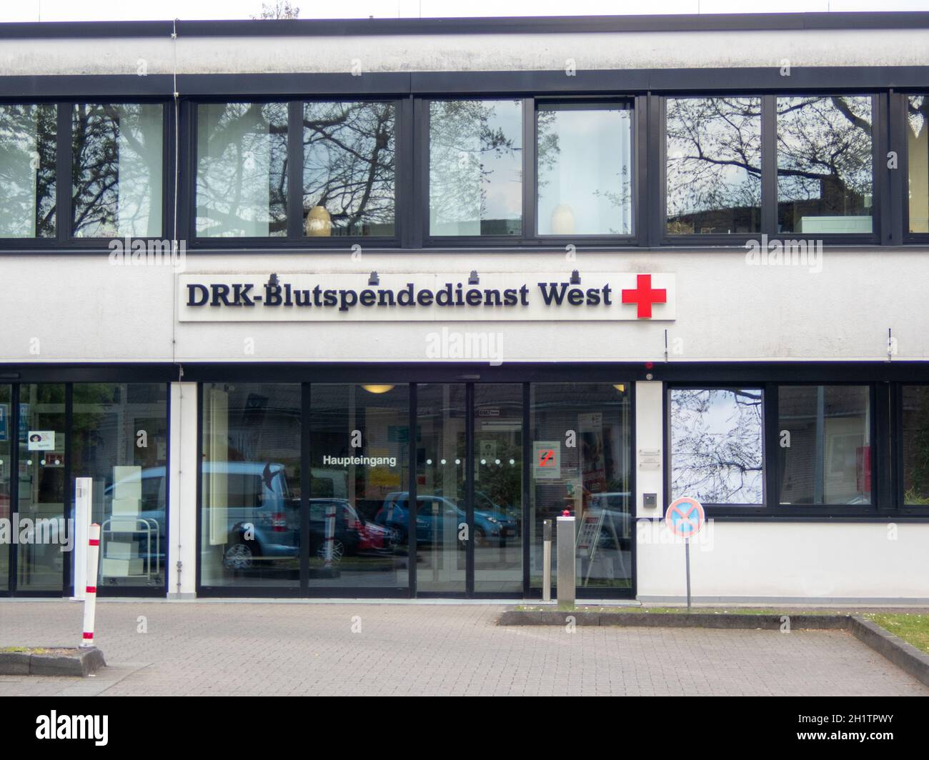 Entrée du Centre allemand de transfusion sanguine de la Croix-Rouge – DRK-Blutspendienst – à Ratingen-Breitscheid Banque D'Images