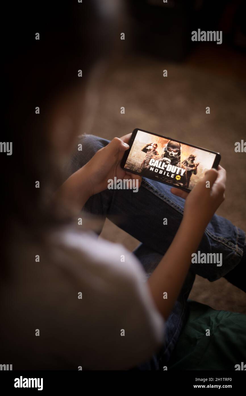 Bucarest, ROUMANIE - 10 mai 2021 : image éditoriale illustrative d'un enfant jouant au jeu Call of Duty sur un téléphone portable. Banque D'Images