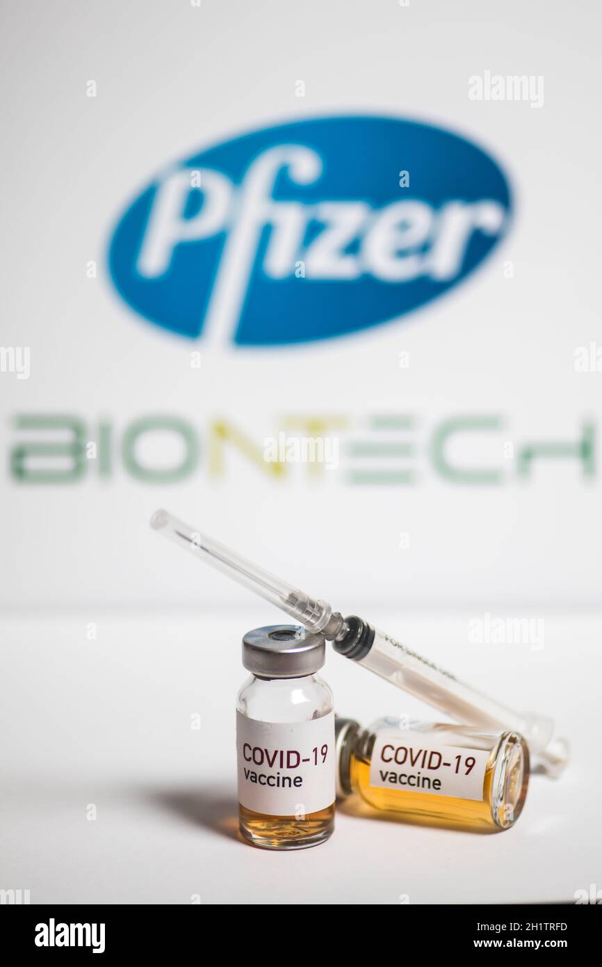Bucarest, ROUMANIE - 15 mars 2021 : image éditoriale avec une dose du nouveau vaccin coronavirus COVID-19, avec Pfizer et Bio Banque D'Images Bucarest, ROUMANIE - 15 mars 2021 : image éditoriale avec une dose du nouveau vaccin coronavirus COVID-19, avec Pfizer et Bio Banque D'Images