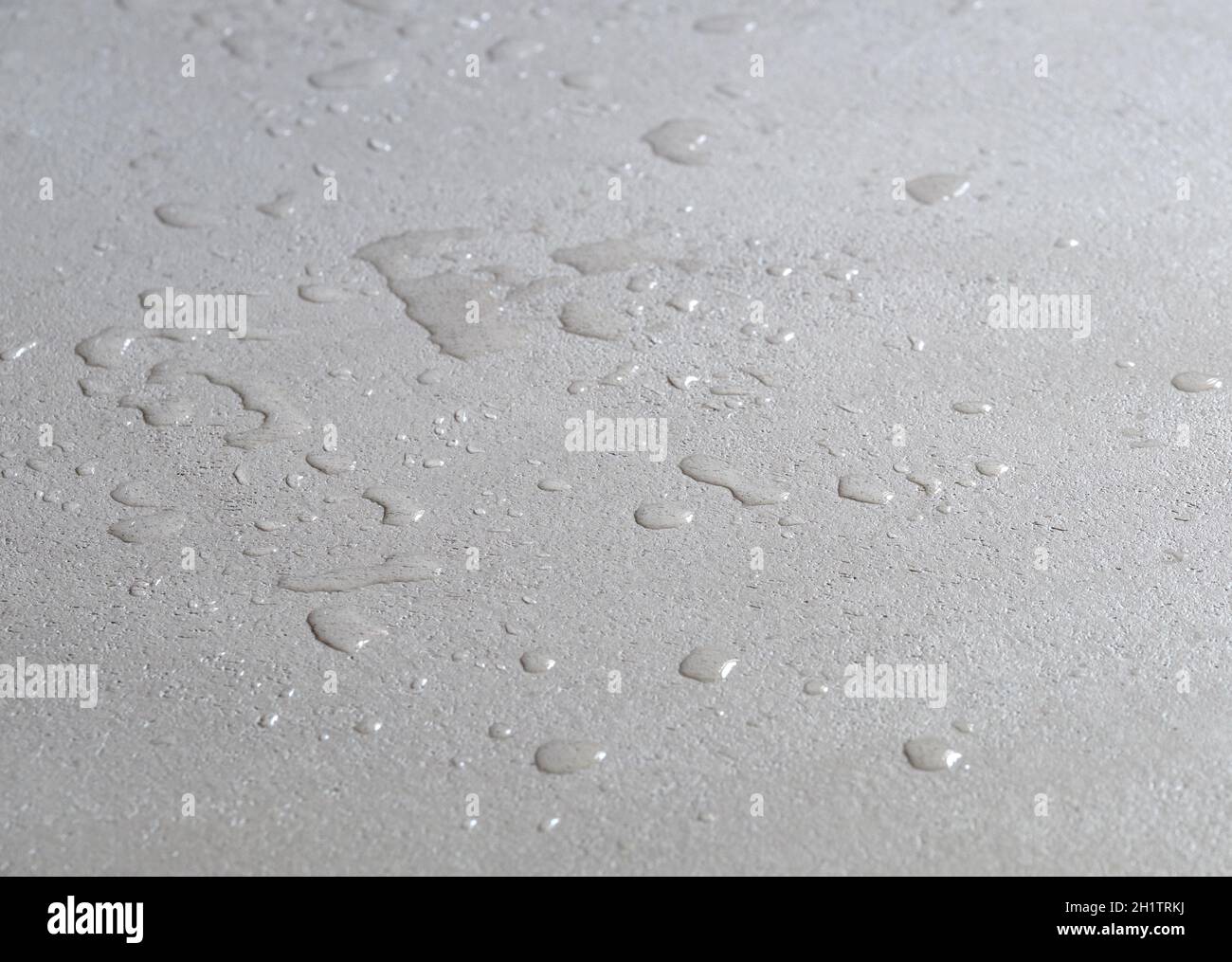 gouttes d'eau sur un sol en béton, surface en ciment imperméable et humide Banque D'Images