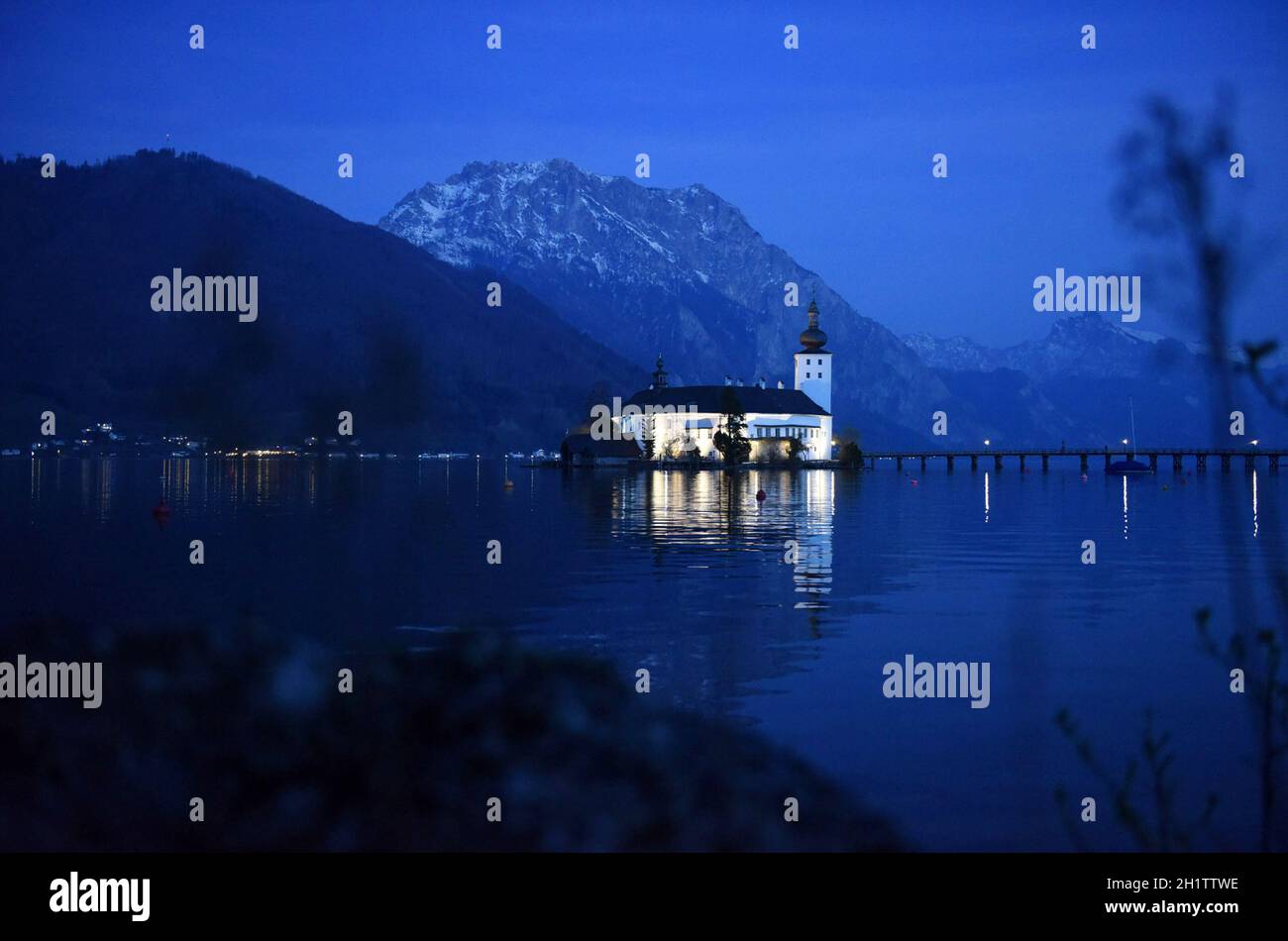 Seeschloss Ort am Traunsee zur blauen Stunde, Österreich, Europa - Château du lac Ort sur Traunsee à l'heure bleue, Autriche, Europe Banque D'Images