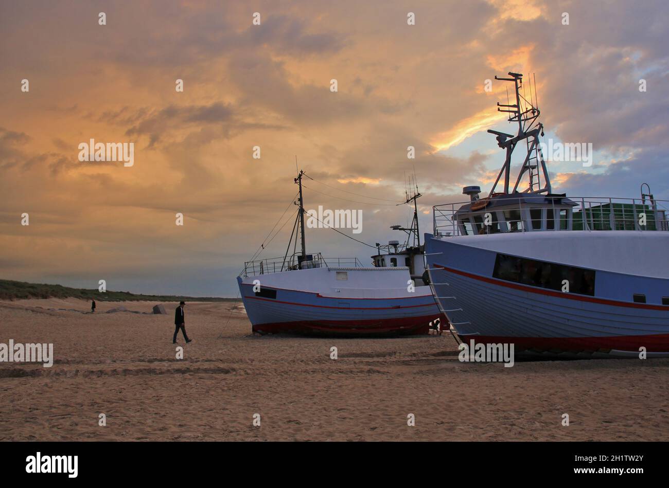 Moody sky sur des bateaux de pêche à l'Thorup Strand, Danemark. Banque D'Images