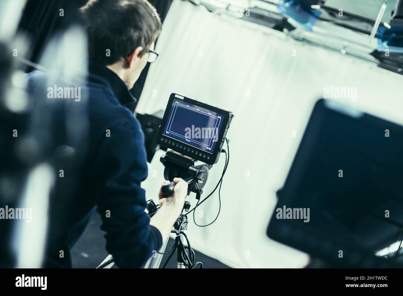 Le caméraman est un homme d'appareil-photo de film dans un studio de télévision Banque D'Images