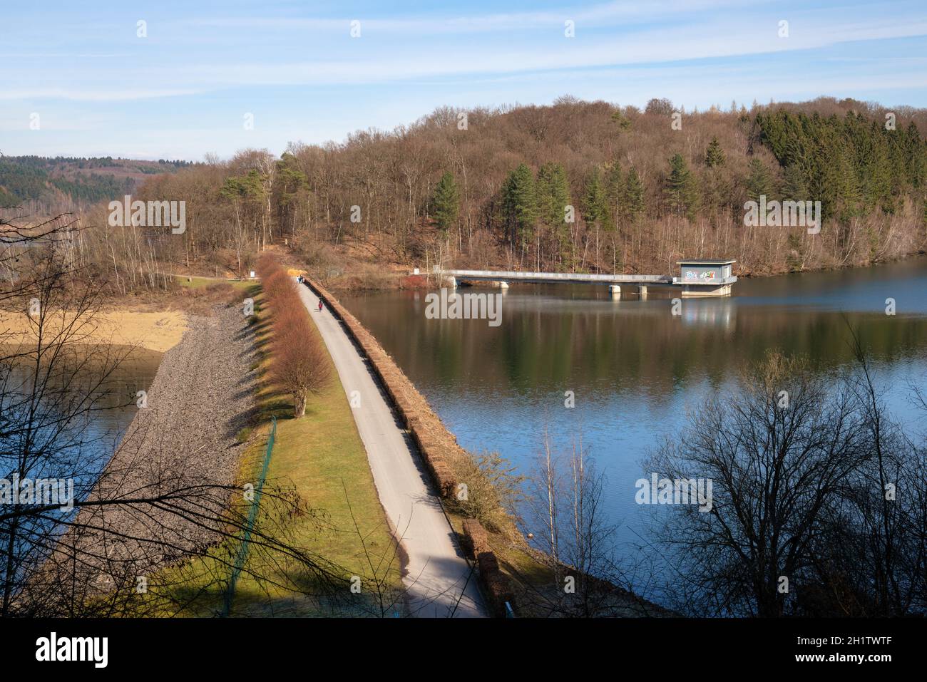 DHUNN, ALLEMAGNE - 6 MARS 2021 : image panoramique du réservoir d'eau de Dhunn le 6 mars 2021 à Bergisches Land, Allemagne Banque D'Images