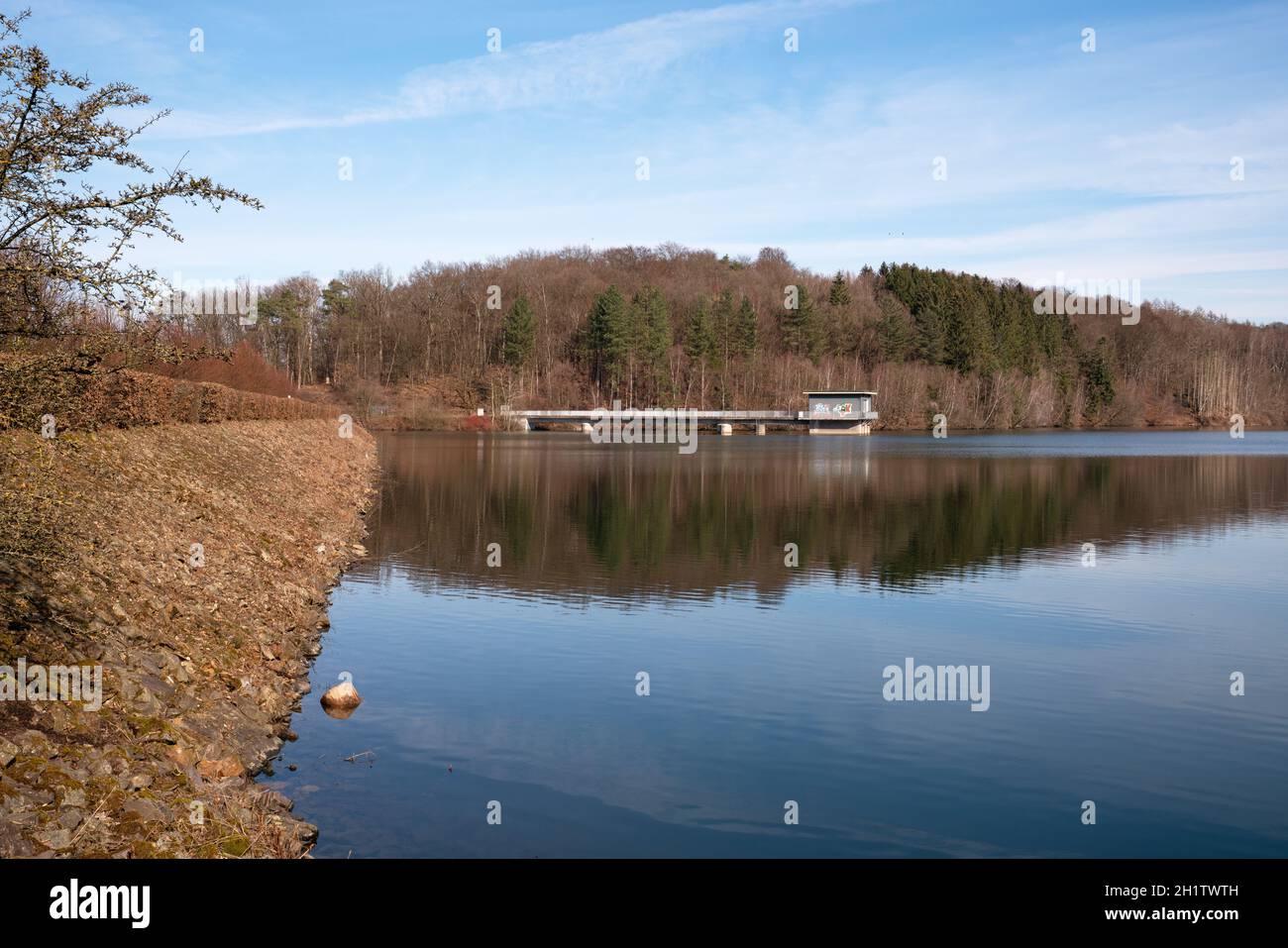 DHUNN, ALLEMAGNE - 6 MARS 2021 : image panoramique du réservoir d'eau de Dhunn le 6 mars 2021 à Bergisches Land, Allemagne Banque D'Images
