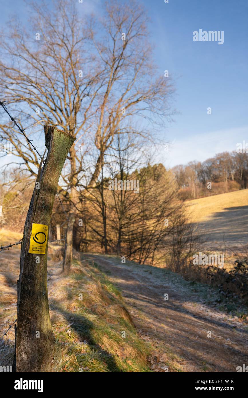 KURTEN, ALLEMAGNE - 6 MARS 2021: Sentier de randonnée de longue distance Bergischer Panoramasteig avec l'accent sur le typique waymark le 6 mars 2021 en Allemagne Banque D'Images