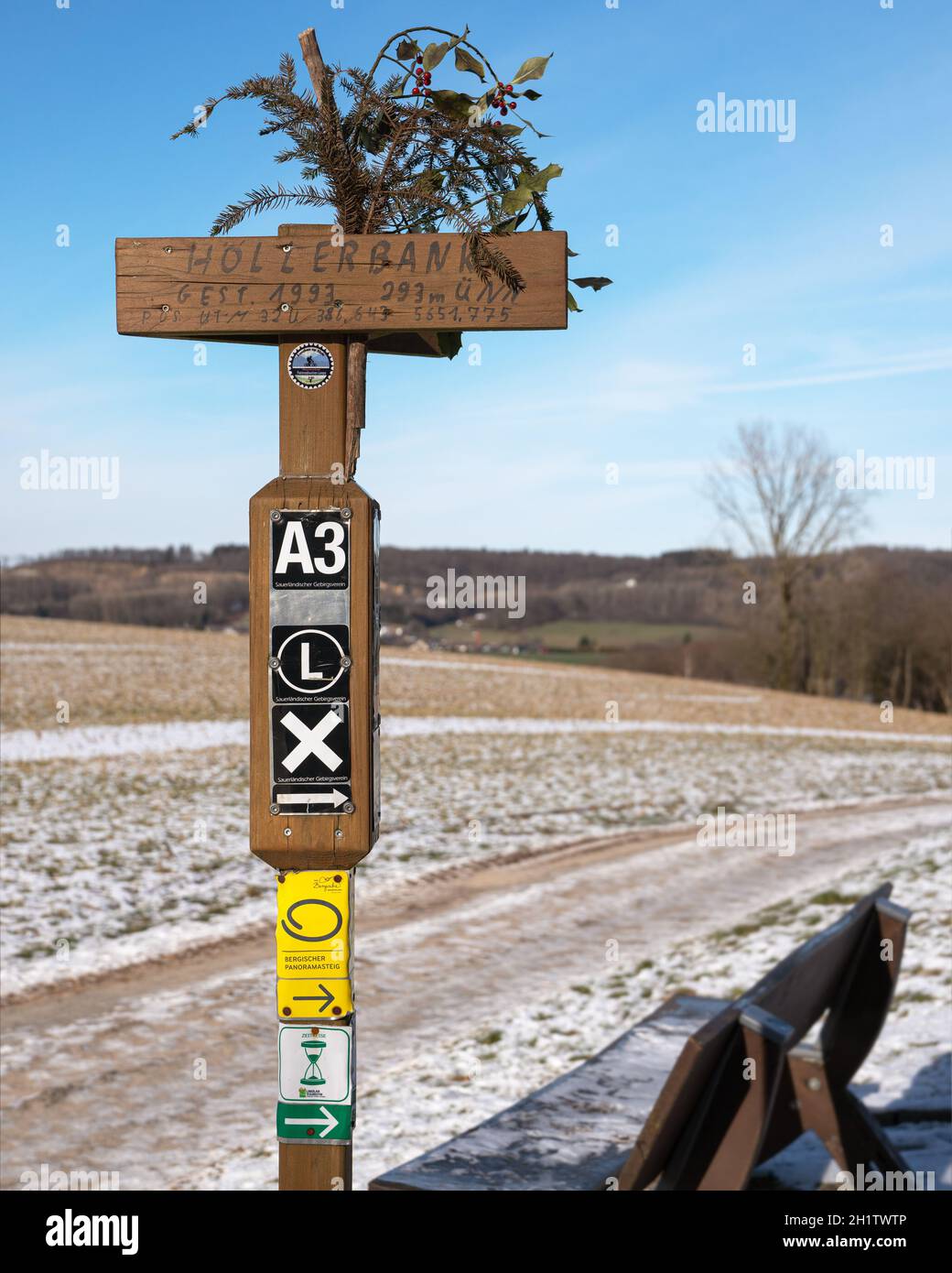 LINDLAR, ALLEMAGNE - 14 FÉVRIER 2021 : sentier de randonnée de longue distance Bergischer Panoramasteig en hiver avec un accent sur le typique waymark de février Banque D'Images