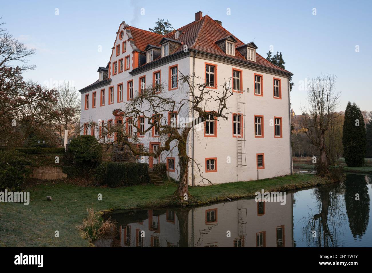 LINDLAR, ALLEMAGNE - 15 AVRIL 2021 : Château de Georghausen près de Lindlar avec réflexion sur l'eau le 15 avril 2021 à Bergisches Land, GE Banque D'Images