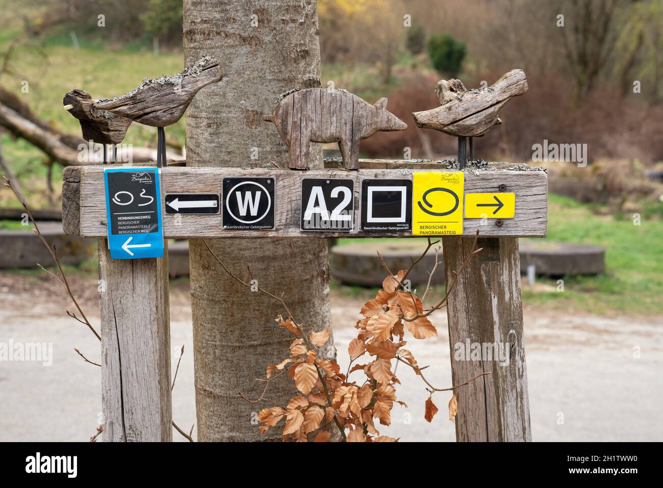 WERMELSKIRCHEN, ALLEMAGNE - 2 AVRIL 2021: Sentier de randonnée de longue distance Bergischer Panoramasteig avec l'accent sur le typique waymark le 2 avril 2021 à Ger Banque D'Images