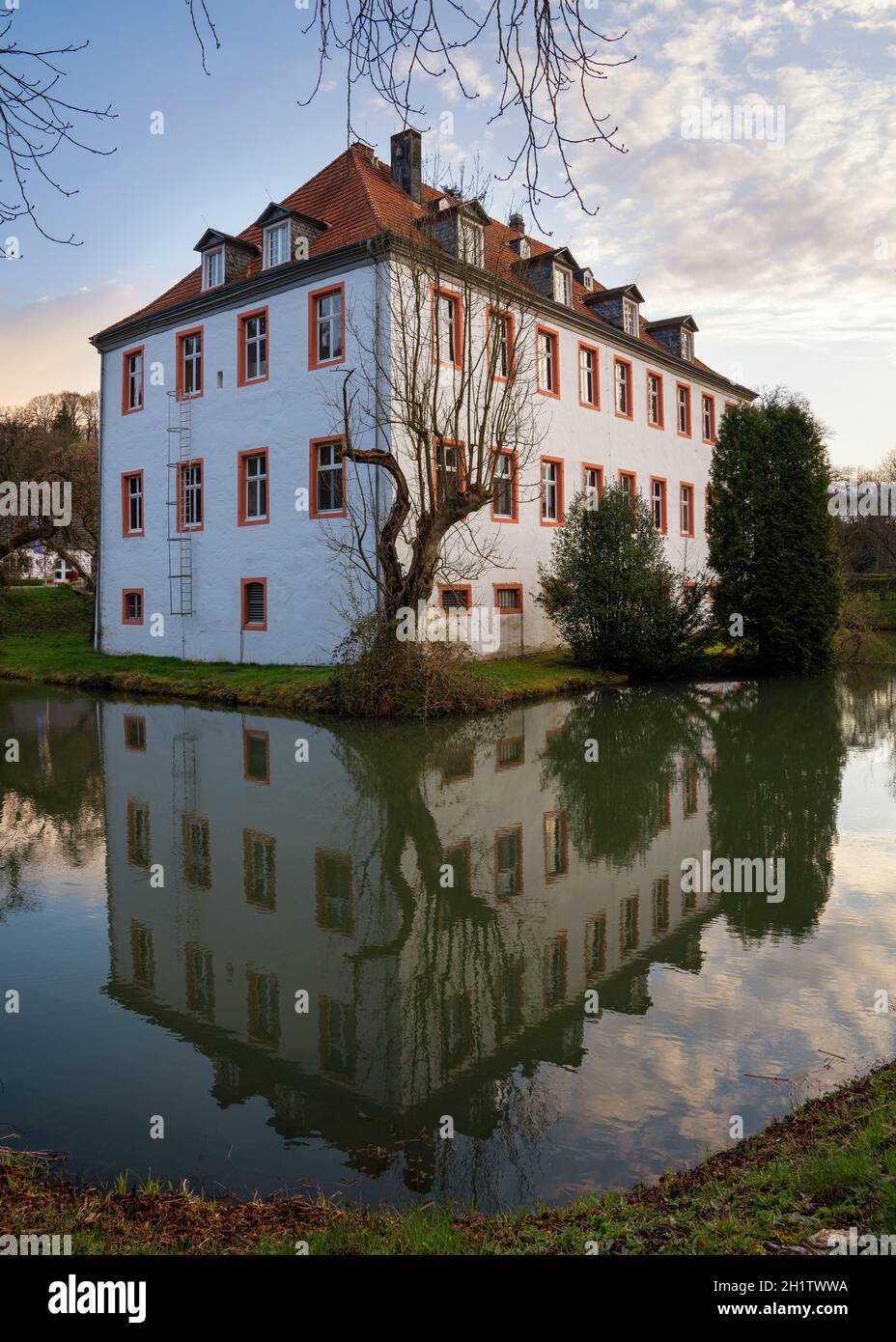 LINDLAR, ALLEMAGNE - 13 AVRIL 2021 : Château de Georghausen près de Lindlar avec réflexion sur l'eau le 13 avril 2021 à Bergisches Land, GE Banque D'Images