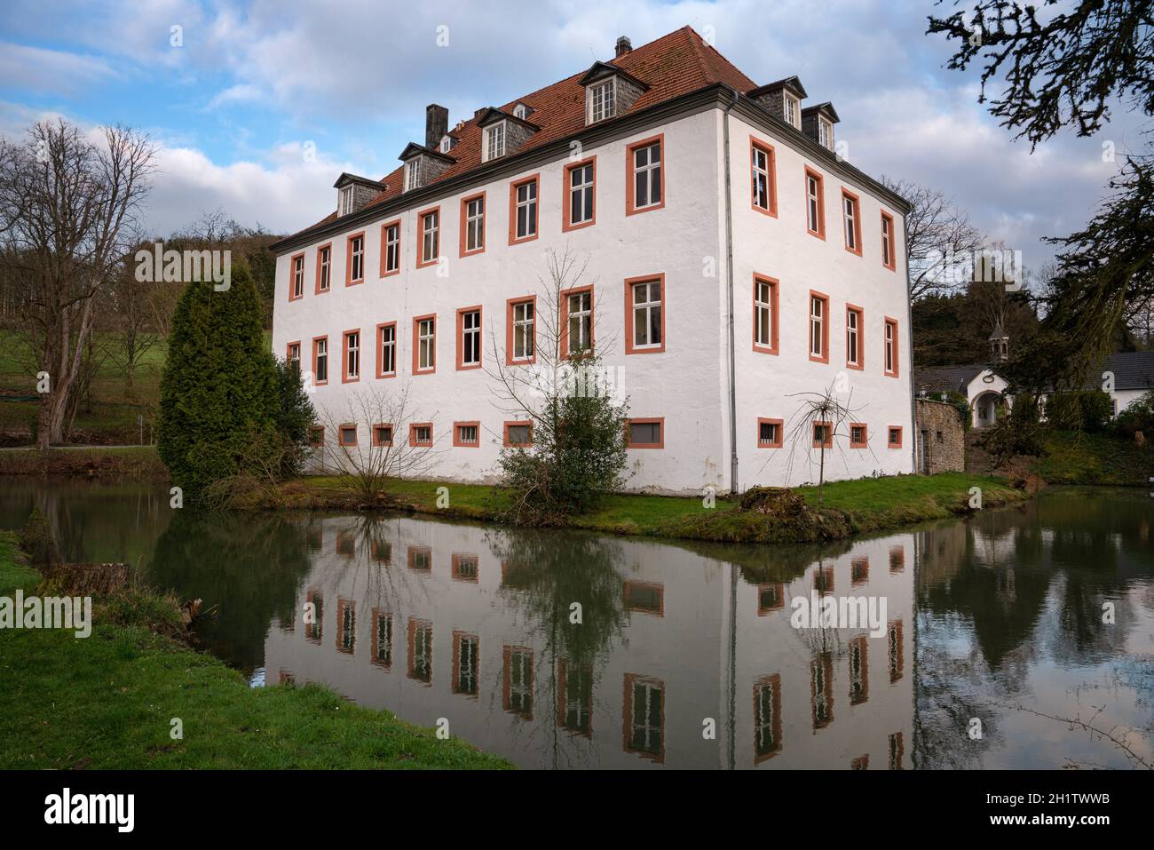 LINDLAR, ALLEMAGNE - 13 AVRIL 2021 : Château de Georghausen près de Lindlar avec réflexion sur l'eau le 13 avril 2021 à Bergisches Land, GE Banque D'Images