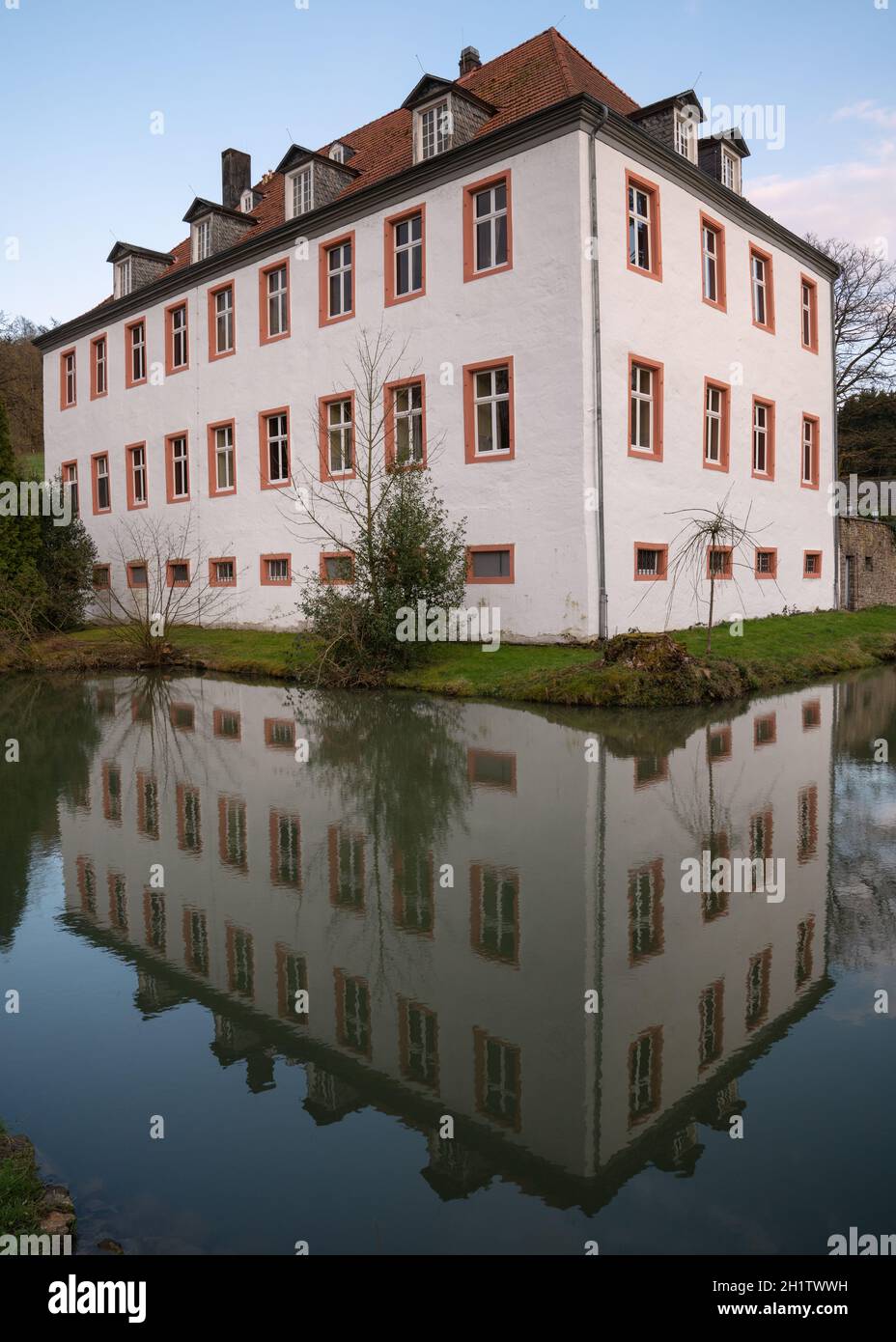 LINDLAR, ALLEMAGNE - 13 AVRIL 2021 : Château de Georghausen près de Lindlar avec réflexion sur l'eau le 13 avril 2021 à Bergisches Land, GE Banque D'Images