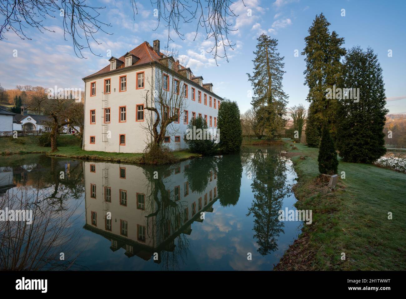 LINDLAR, ALLEMAGNE - 15 AVRIL 2021 : Château de Georghausen près de Lindlar avec réflexion sur l'eau le 15 avril 2021 à Bergisches Land, GE Banque D'Images