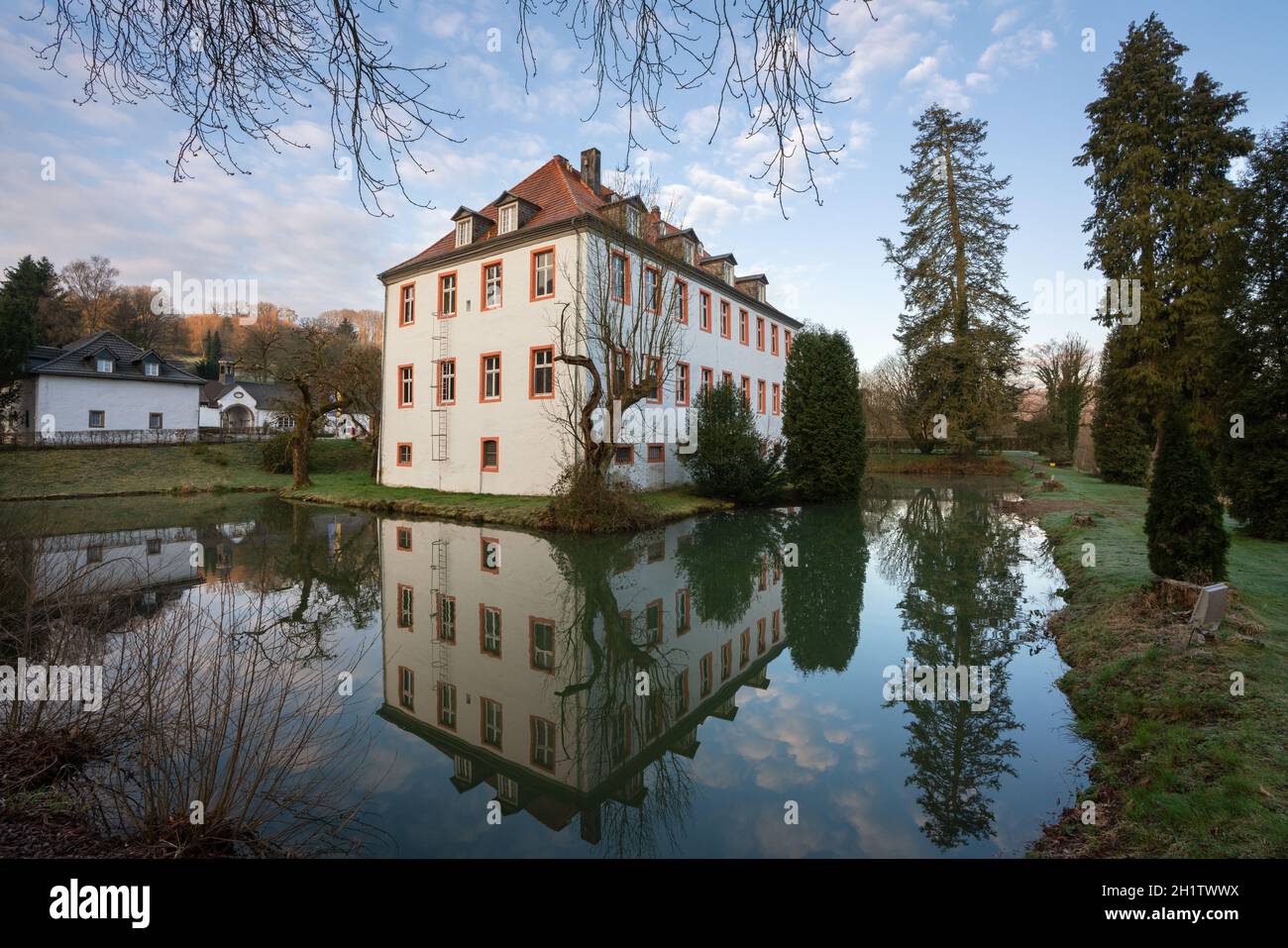 LINDLAR, ALLEMAGNE - 15 AVRIL 2021 : Château de Georghausen près de Lindlar avec réflexion sur l'eau le 15 avril 2021 à Bergisches Land, GE Banque D'Images