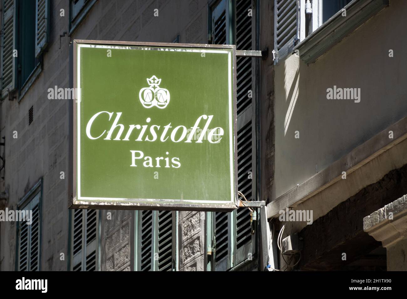 BAYONNE, FRANCE - VERS AVRIL 2021 : enseigne Christofle à l'extérieur.Christofle est une entreprise française d'orfèvre et de vaisselle. Banque D'Images