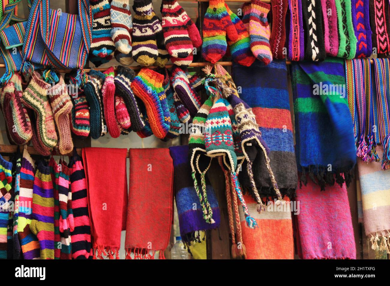 Chaussettes de laine colorés, girofle, capes et plus pour garder au chaud dans l'Himalaya. Banque D'Images