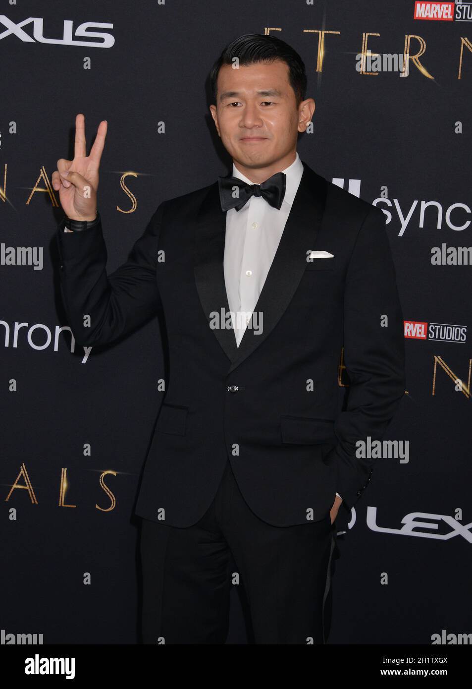 Los Angeles, États-Unis.19 octobre 2021.Ronny Chieng 040 assiste à la première "Eternals" de Marvel Studios le 18 octobre 2021 à Los Angeles, Credit: Tsuni/USA/Alay Live News Banque D'Images