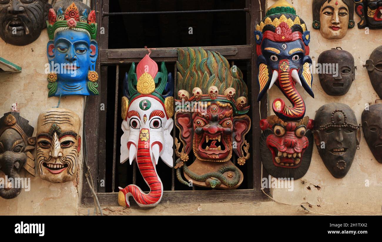 Masques en bois représentant des dieux hindous. Scène dans Katmandou, Népal. Banque D'Images