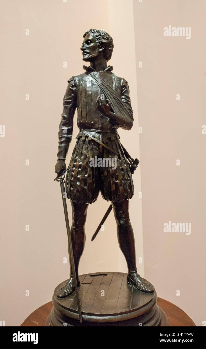 Madrid, Espagne - 6 mars 2021 : Miguel de Cervantes Saavedra statuette, représentée comme la bataille du soldat Lepanto.Par Sergio Blanco, 1999.Museo Naval de Banque D'Images