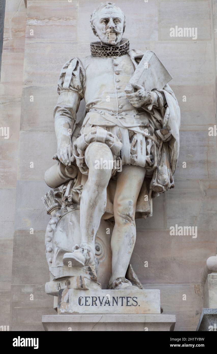 Espagne, Madrid - 6 mars 2021 : statue de Miguel de Cervantes Saavedra. Entrée de la Bibliothèque nationale d'Espagne, Madrid. Sculpté par Joan Vancell Puigcercos Banque D'Images